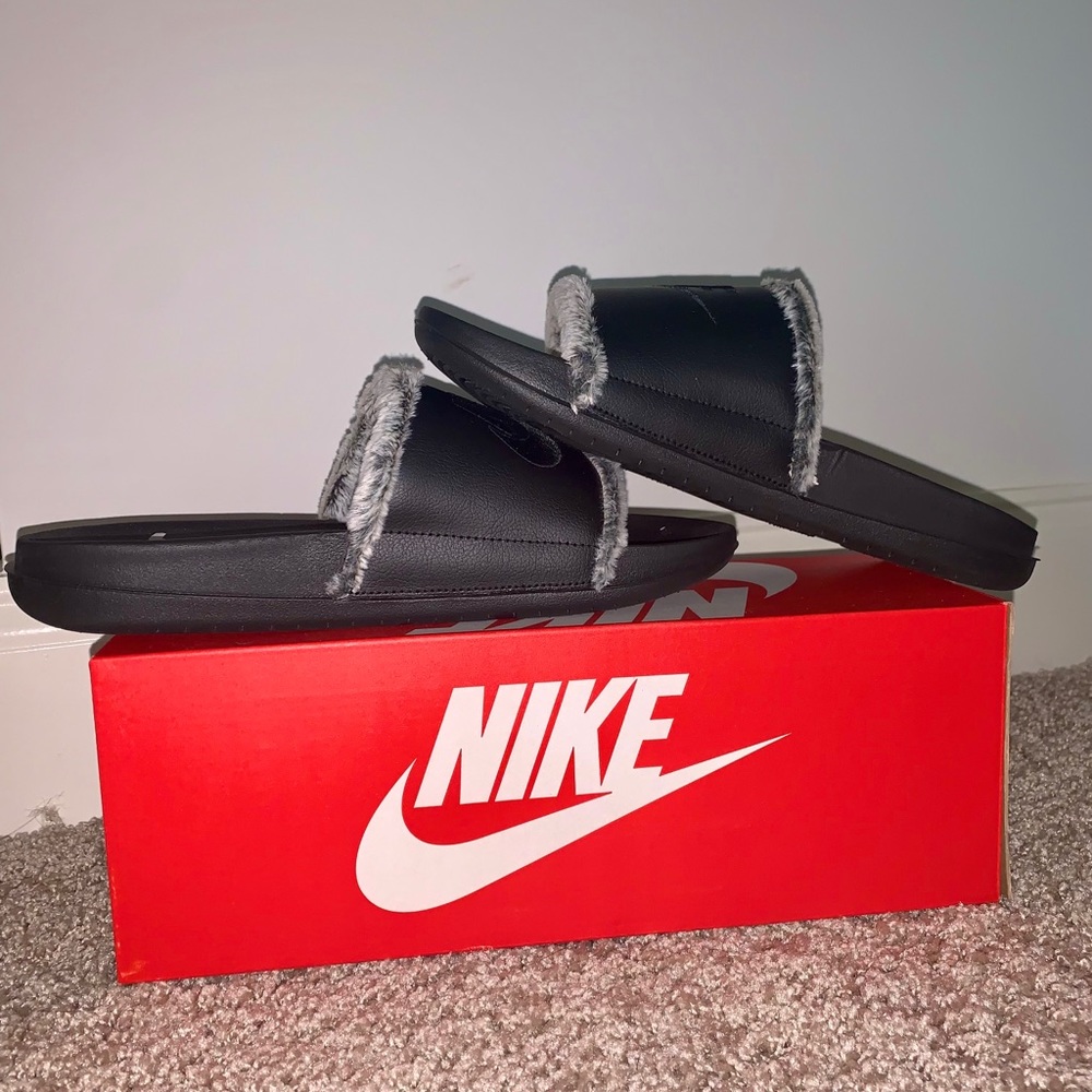 Exclusive Nike Women’s Faux Fur Slides | Size: 10